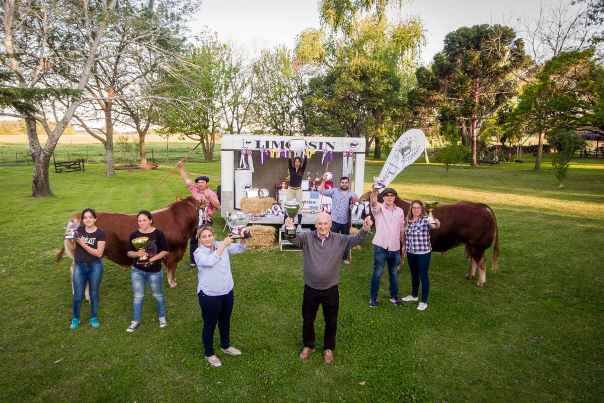 La familia Lattanti en la cabaña La Cotidiana en Exaltación de la Cruz con el toro Cotilerio Nicanor, de la raza Limousin, ganador del concurso Champion of the World