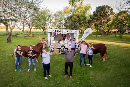 La familia Lattanti en la cabaña La Cotidiana, en Exaltación de la Cruz, con el toro Cotilerio Nicanor de la raza Limousin, ganador del concurso Champion of the World