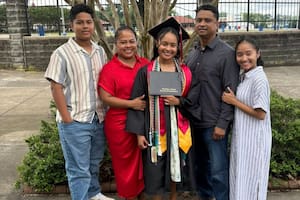 Cumplieron su “sueño americano”: una madre latina y sus dos hijas se graduaron juntas en Carolina del Norte