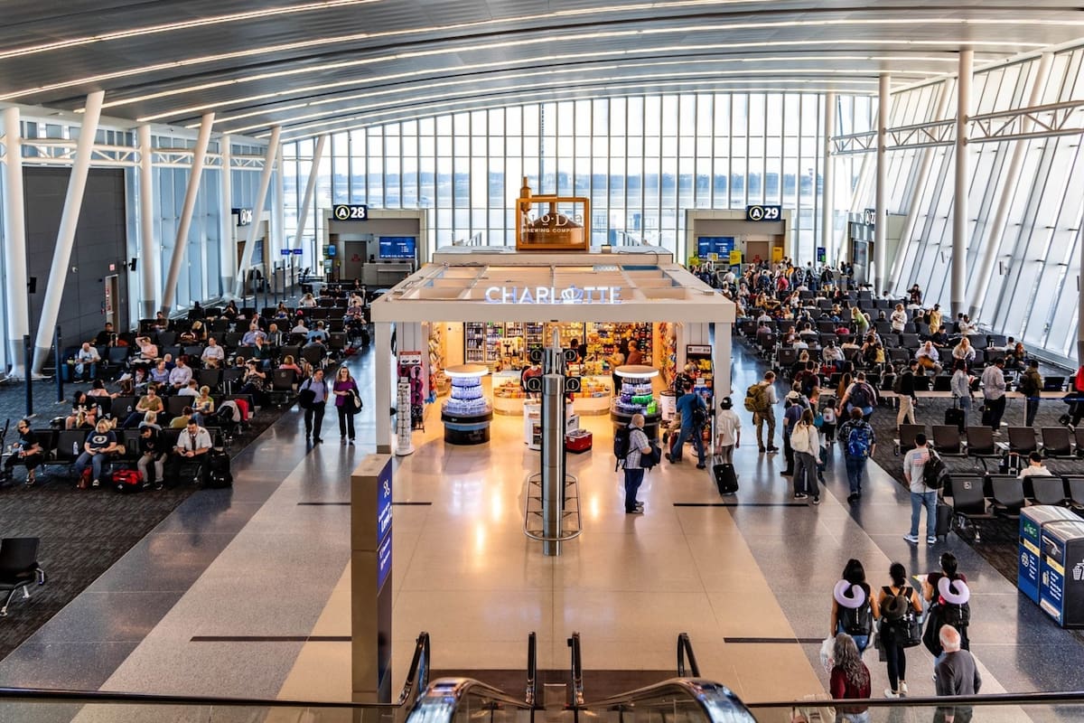 La familia llegó al Aeropuerto Internacional Charlotte Douglas y se dio cuenta de que faltaba una valija