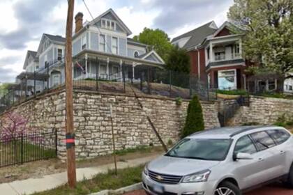 La familia Machens compró una casa en diciembre de 2020 y descubrió que debajo había un túnel del 1800.