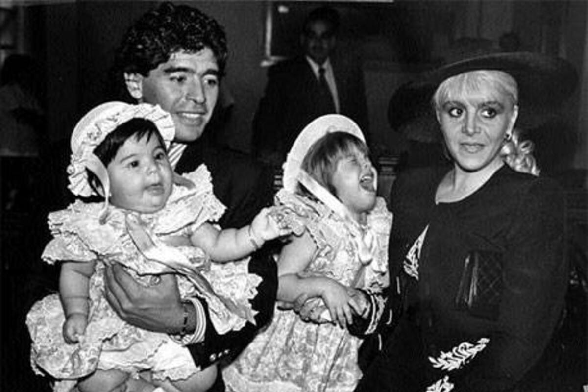 La familia Maradona, vestida de gala, en 1987: Gianinna en brazos de Diego y Dalma junto a Claudia