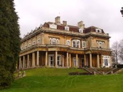 La familia Maxwell vivía en Headington Hill Hall, en Oxford, que le alquilaban al ayuntamiento (Wikipedia)