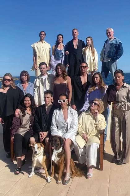 La “familia modelo” al completo al finalizar la producción de fotos.