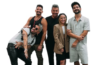 La familia Montaner: Ricardo rodeado por sus hijos Mau, Ricky y Evaluna y su yerno Camilo. Ofrecerán un show por streaming
