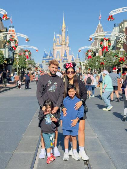 La familia Moreno, de vacaciones en Disney tras la obtención de la Copa Sudamericana: Marcelino, Katy, Samuel y Lauty