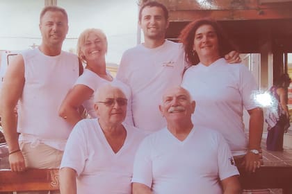 La familia Navarro fundó El Topo hace más de 50 años después de un experimento fallido en la Capital; crecieron en sucursales desde la Costa Atlántica y hoy suma más de 25.000 seguidores en la red social del pajarito