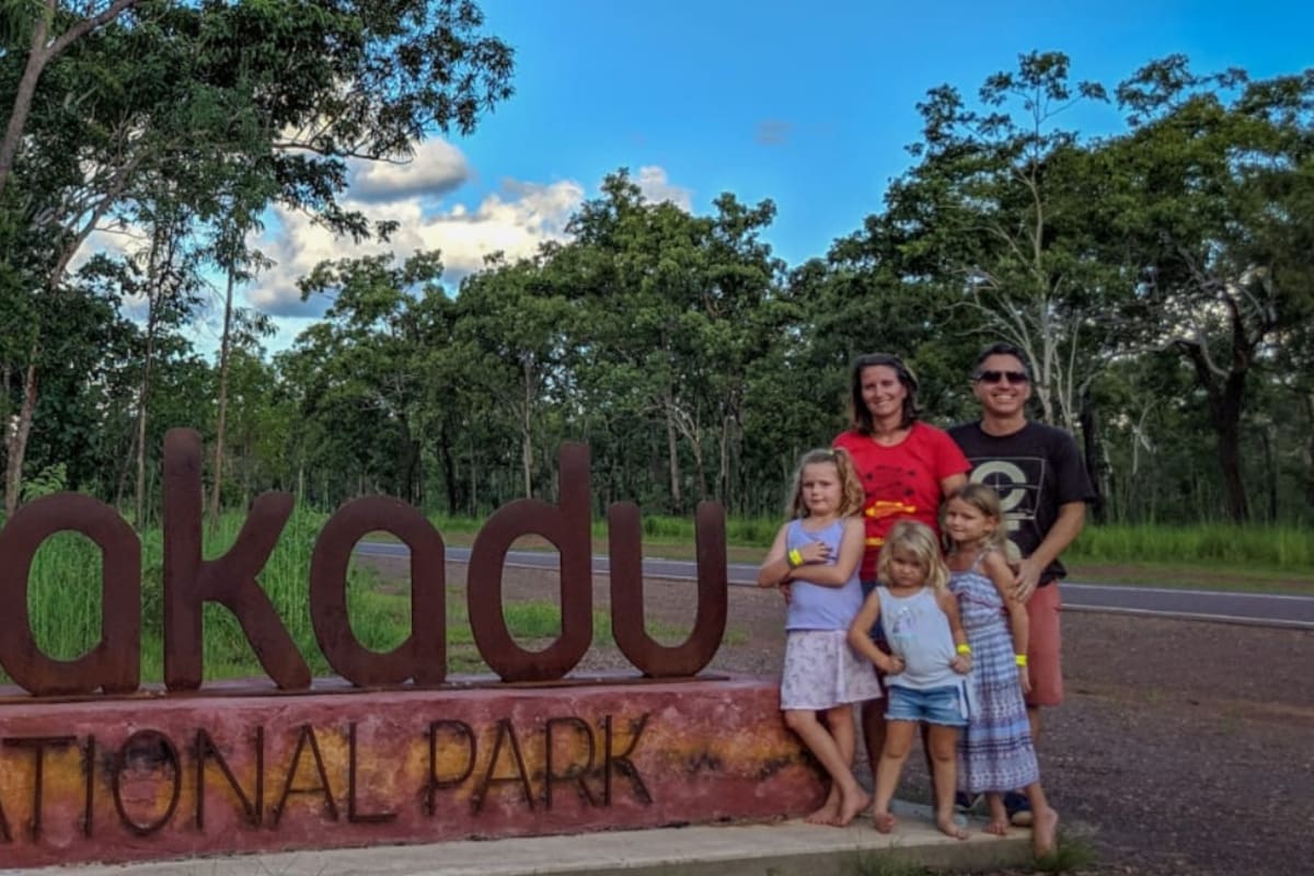La familia Markez junto a un enorme termitero en el camino que lleva de Jabiru a Darwin