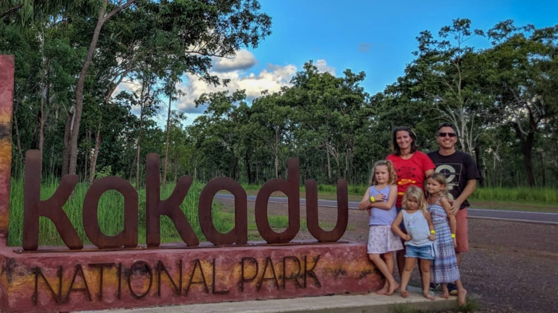 La familia Markez junto a un enorme termitero en el camino que lleva de Jabiru a Darwin