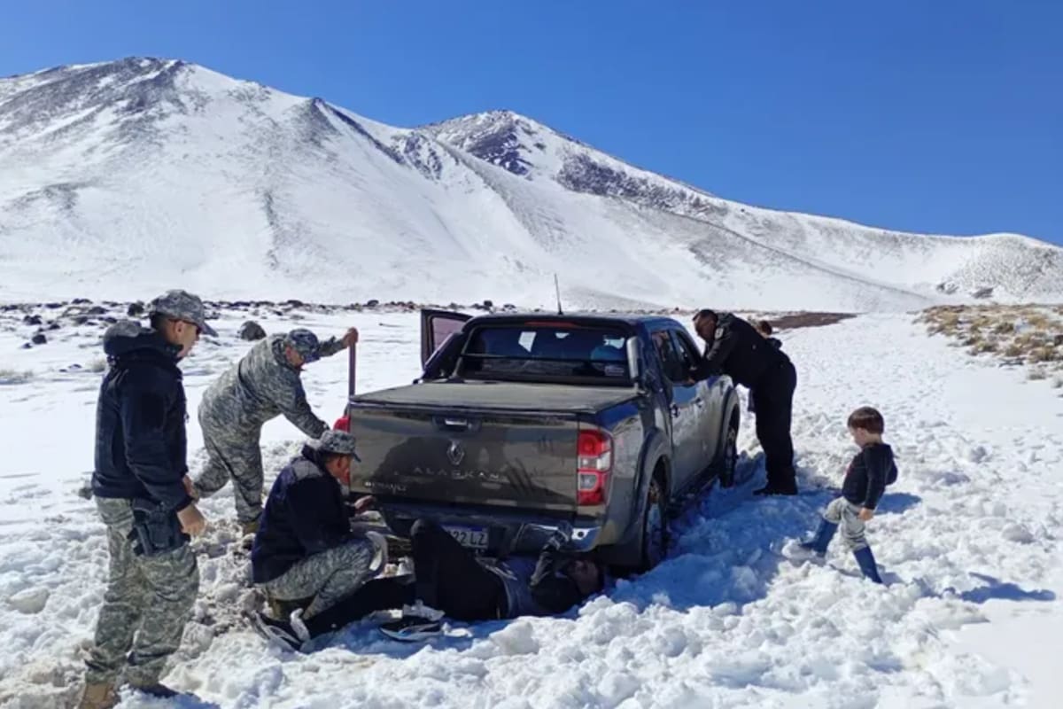 La familia no pudo escapar de la nieve, que quedó acumulada tras varios temporales en agosto