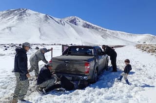 Una mujer caminó 15 kilómetros para pedir ayuda por su familia, que quedó atrapada en la nieve en Neuquén