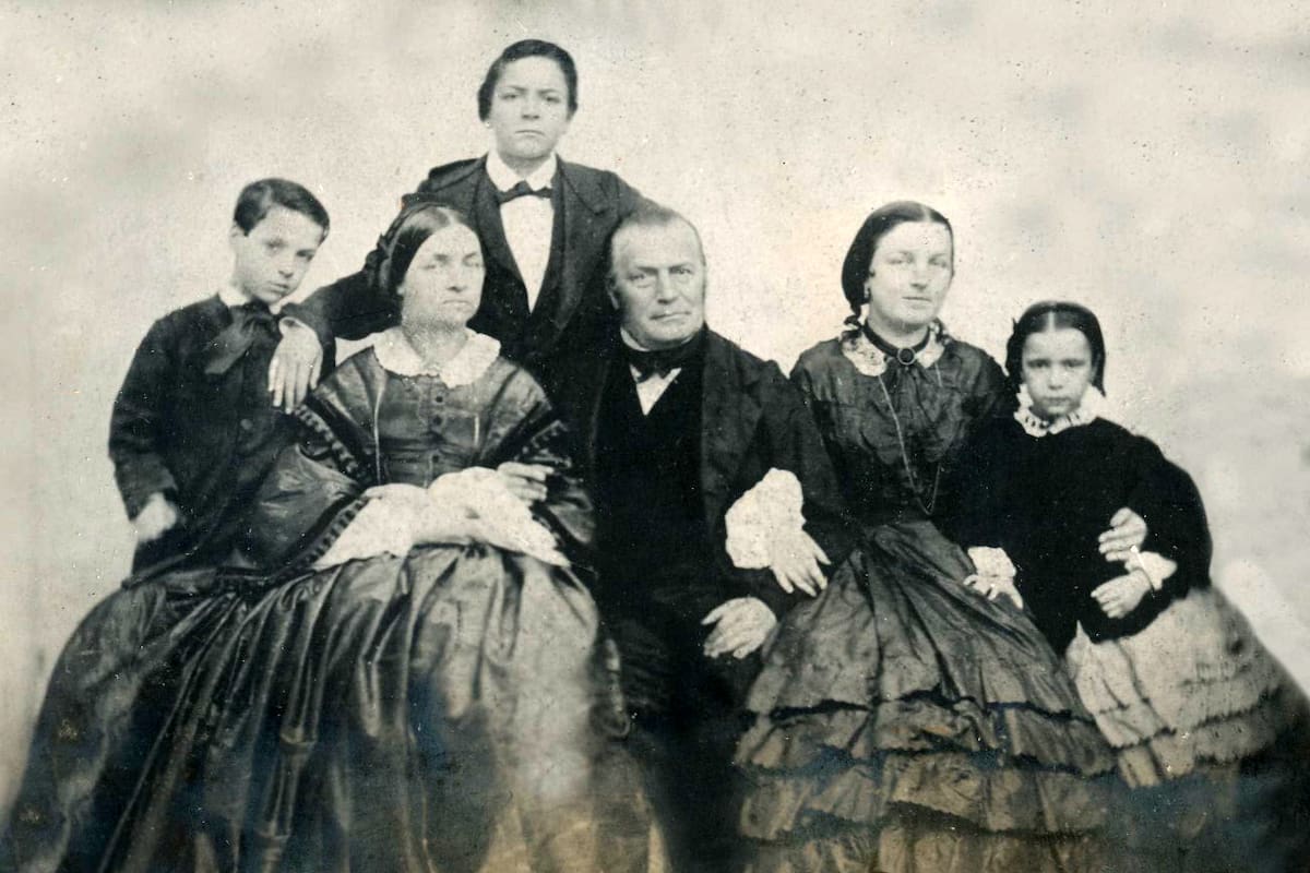 La familia Pellegrini. A la derecha de Charles Henri, su esposa María Devans. De pie, el joven Carlos, y sus hermanos Ernesto, Julia y Ana.