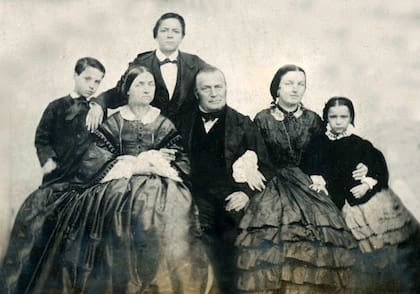 La familia Pellegrini. A la derecha de Charles Henri, su esposa María Devans. De pie, el joven Carlos, y sus hermanos Ernesto, Julia y Ana.