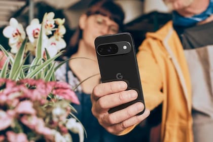 La familia Pixel 9 tiene una herramienta de edición de imágenes que permite agregar o quitar elementos de una foto; la IA tendrá en cuenta la posición, la perspectiva, la distancia focal, las sombras, la iluminación y más para que encaje de la mejor manera con la foto original