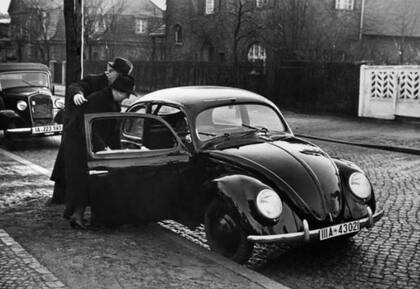 La familia Porsche mantuvo vínculos estrechos con el nazismo en los 40 cuando creó el Volkswagen Beetle (Getty Images)