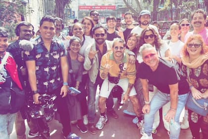 La familia posa junto a todo el equipo de la docuserie Los Montaner. Evaluna y su marido Camilo, ausentes con aviso.