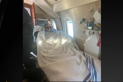 La familia pudo viajar de vuelta a Estados Unidos en una ambulancia aérea