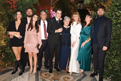 La familia Rabolini en pleno. De izquierda a derecha: Santiago, hermano de la novia, con su pareja, Flor Keip Val, Serena Zucco –sobrina de Karina–, al lado de su papá, Antonio Zucco, Ignacio, su suegra, Isabel, Karina, y su hermana Andrea junto con su hijo, Francisco Vigo.