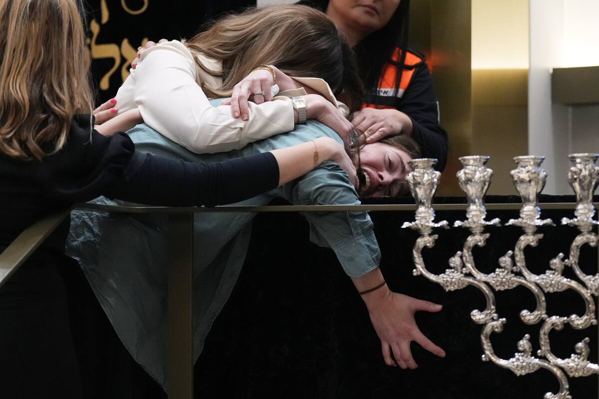 La familia reacciona sobre el ataúd del rabino Rabbi Eli Schlanger, víctima del tiroteo masivo de la playa Bondi, durante su funeral en una sinagoga
