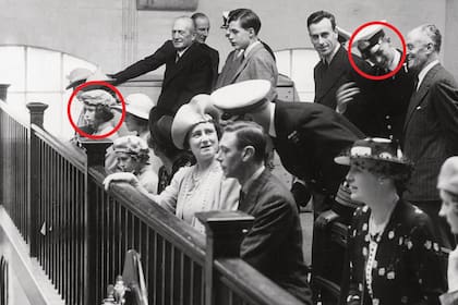 La familia real, a pleno, viendo ejercicios en el Royal Naval College. En los círculos, el cadete Mountbatten y la princesa heredera Isabel. Es el primer encuentro del que hay registro, aunque historiadores aseguran que habían coincidido en la boda de un pariente en común.