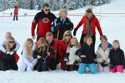 La familia real de Holanda al completo: arriba, Constantino, la princesa Beatriz y Laurentien. Abajo, la princesa Mabel con Luana, Amalia, Alexia, Guillermo y Máxima, Ariane, Eloise, Leonor, Claus Casimir y Alex