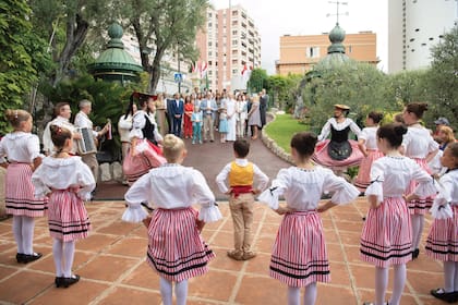 La familia real asiste a los bailes tradicionales en el parque Princesa Antonieta, sede habitual del picnic.