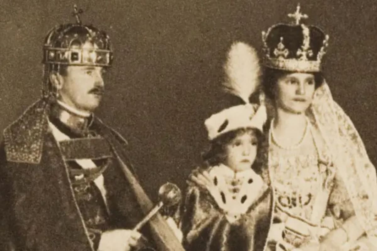 La familia real austriaca poco antes de la caída de la dinastía Habsburgo austrohúngara. El último emperador Carlos I, aquí con su heredero Otto, y la emperatriz Zita, quien hizo desaparecer el diamante Florentino