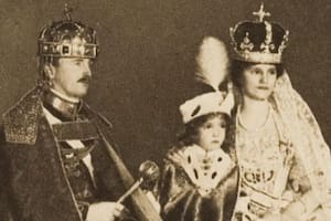 La familia real austriaca poco antes de la caída de la dinastía Habsburgo austrohúngara. El último emperador Carlos I, aquí con su heredero Otto, y la emperatriz Zita, quien hizo desaparecer el diamante Florentino