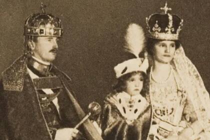 La familia real austriaca poco antes de la caída de la dinastía Habsburgo austrohúngara. El último emperador Carlos I, aquí con su heredero Otto, y la emperatriz Zita, quien hizo desaparecer el diamante Florentino