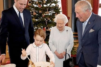 El duque de Cambridge, la reina Isabel, el príncipe Carlos y el pequeño George, en una cena navideña