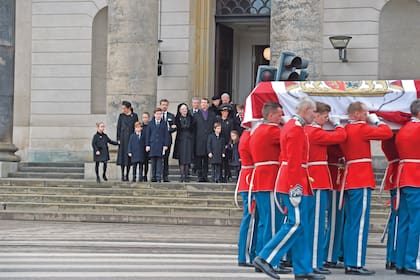 La familia real danesa despide al príncipe Henrik tras un funeral privado en la capilla del Palacio Christiansborg, en febrero de 2018.