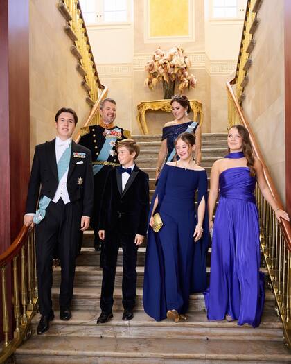 La familia real danesa minutos antes de la cena en honor al príncipe Christian. El retrato fue realizado en el Palacio Christianborg por el fotógrafo Dennis Stenild