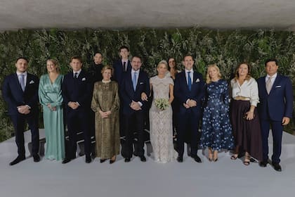 La familia real de Grecia rodea a los novios. La princesa Teodora y su marido, Matthew Kummar, la reina Ana María, el príncipe Pablo con su mujer, Marie Chantal, y sus hijos Constantino y Arístides; y la princesa Alexia con su marido, Carlos Morales Quintana, y sus hijas Amelia y Ana María.
