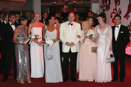 La familia real de Mónaco en la edición 2007 del Baile de la Rosa. Por entonces con Ernest de Hannover, Carolina, la princesa Charlene, Estefanía, el príncipe Alberto y los de Massy: su madre Antoinette, su hermana mayor Elisabeth-Anee y sus sobrinos Mélanie-Antoinette Costello de Massy y Jean-Léonard Taubert-Natta de Massy, sin Christian. "Mónaco es un lugar demasiado chico para tantos egos"