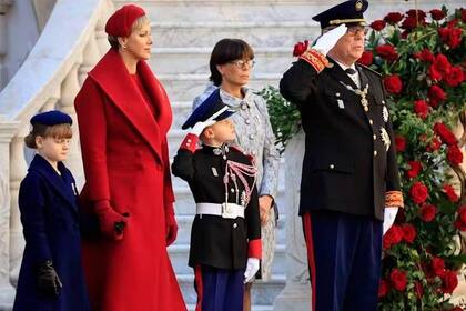 La familia real de Mónaco, encabezada por el príncipe Alberto II, conmemora el día nacional del principado