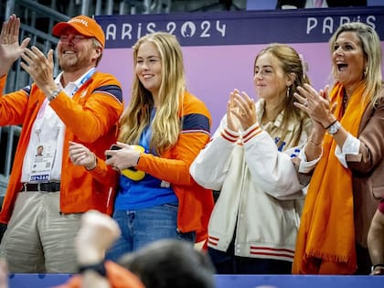 La familia real de Países Bajos impuso el espíritu de equipo desde las gradas. Así disfrutaron del partido de hockey, en que su selección femenina le ganó 2-1 a Alemania
