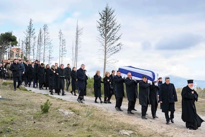 La familia real española y la familia real helena encabezan el cortejo fúnebre
en el cementerio de Tatoi, el lunes 19. El féretro de la princesa Irene llega
envuelto en la bandera griega
