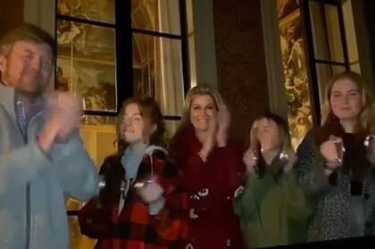 La familia real holandesa sale al balcón a dar ánimo a los trabajores de la salud de su país, en tiempos de mucha incertidumbre