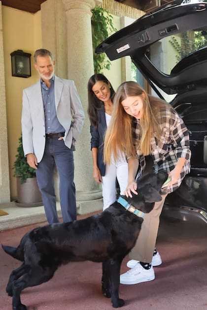 La familia real junto a Jan, el labrador de Sofía, que también le dice adiós.