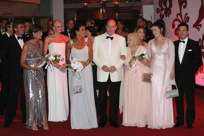 La familia real monegasca en el tradicional Baile de la Cruz Roja, en 2007. De izquierda a derecha, Ernst von Hannover, Carolina, Charlene y Alberto con Antoinette, la hermana mayor de Rainiero y su nieta Melanie-Antoinette. Detrás de ellas, Elizabeth-Anne.