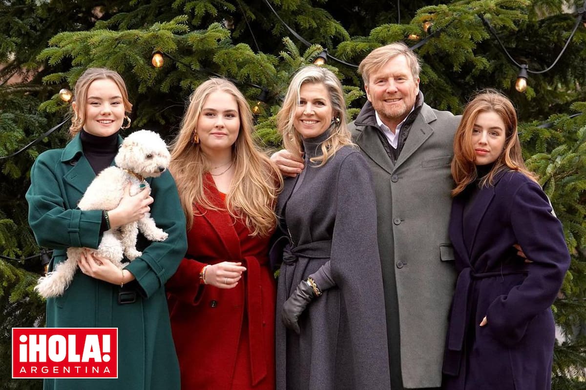 La familia real posa en la entrada del palacio Huis ten Bosch.