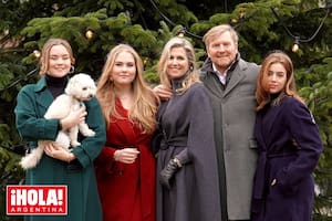 La familia real posa en la entrada del palacio Huis ten Bosch.