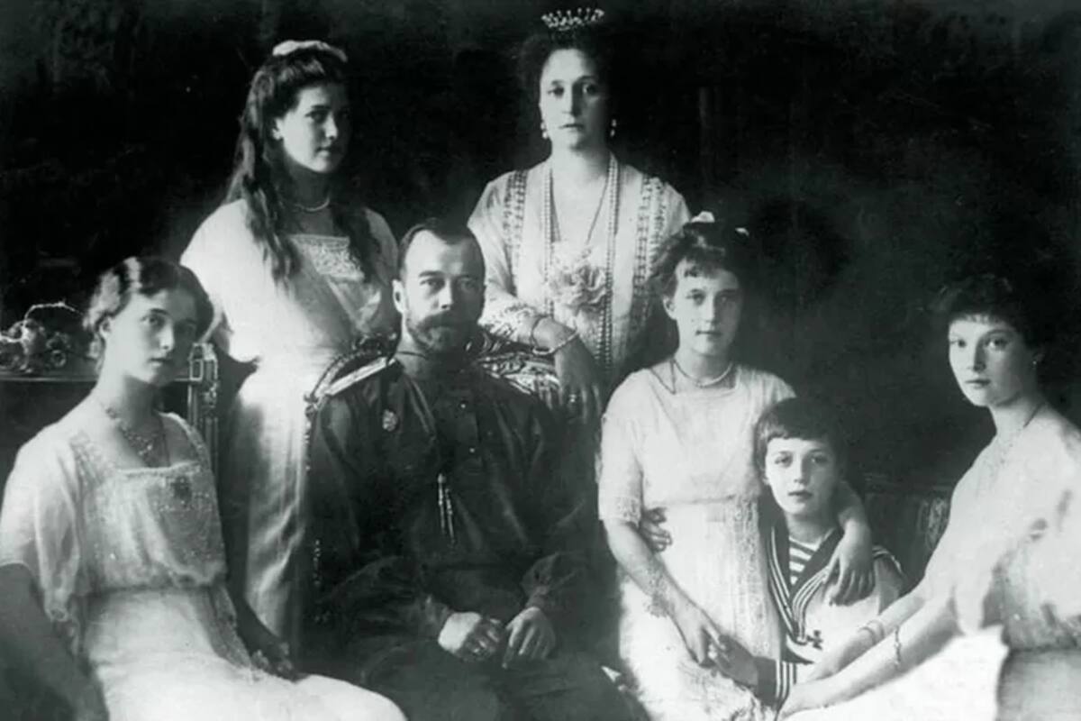 La familia real Romanov: (de izq. a der.) Olda, María, el zar Nicolás II, la zarina Alejandra, Anastasia, Alexéi y Tatiana