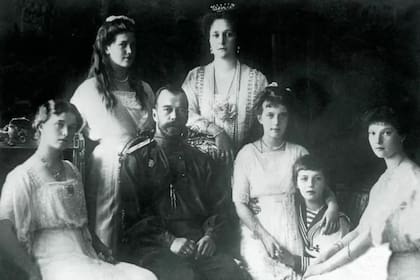 La familia real Romanov: (de izq. a der.) Olda, María, el zar Nicolás II, la zarina Alejandra, Anastasia, Alexéi y Tatiana