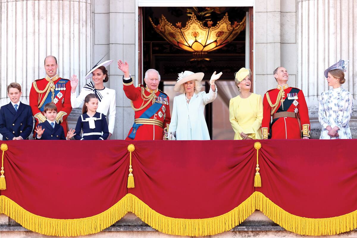 La familia real saluda desde el balcón de Buckingham