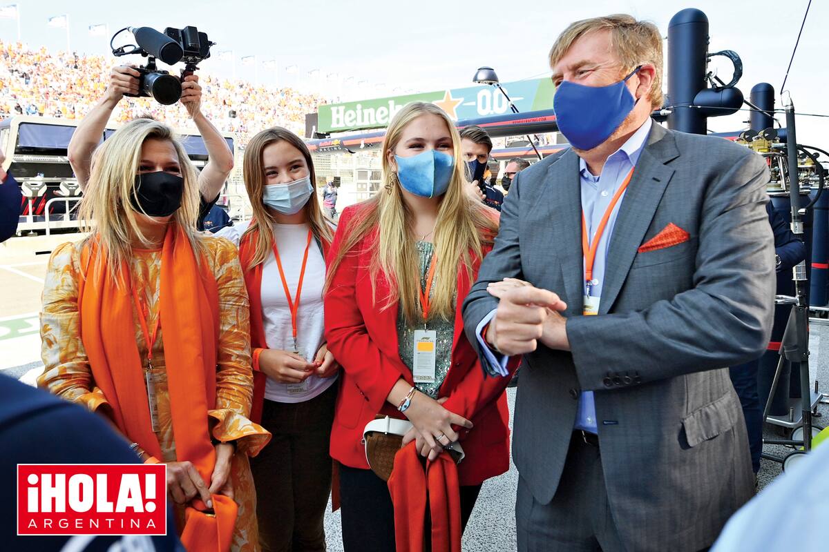 La familia real se mostró feliz con la vuelta de la Fórmula 1 a los Países Bajos, que después de treinta y seis años regresó al circuito de Zandvoort. Originalmente, el Gran Premio de Holanda iba a regresar al calendario de la F1 el año pasado, pero fue cancelado por la pandemia