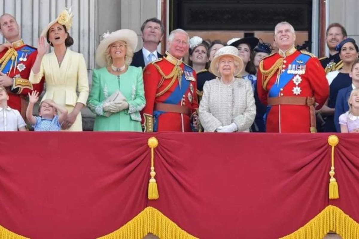 La familia real unida en el balcón del Palacio de Buckingham durante una exhibición de la Real Fuerza Aérea en 2019, en el marco del cumpleaños de la reina Isabel II, quien falleció en septiembre de 2022