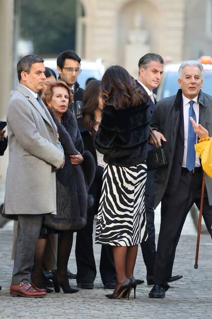 La familia, reunida: Gonzalo Vargas Llosa, Patricia Llosa Urquidi, Nada Chedid, Stefan Reich y Alvaro Vargas Llosa acompañan al Nobel hoy en su ingreso a la Academia Francesa en París