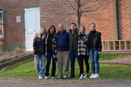La familia Rigabert: Daniel y Paula, junto a sus cuatro hijos, Ainhoa, Julieta, Sofía, y Felipe, que también están involucrados en el proyecto.