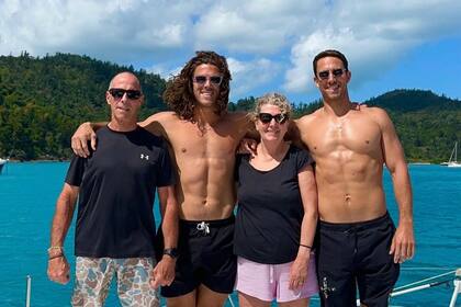 La familia Robinson, de izquierda a derecha: Martin, Callum, Debra y Jake